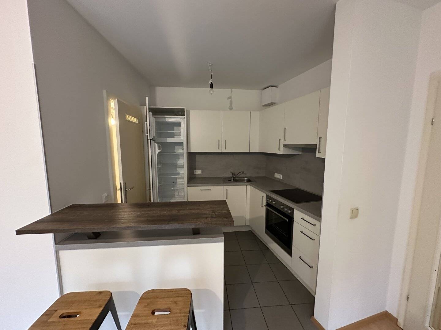 KARLSPLATZ IS CALLING: ruhige 2-Zimmer-Wohnung mit Gemeinschaftsdachterrasse!