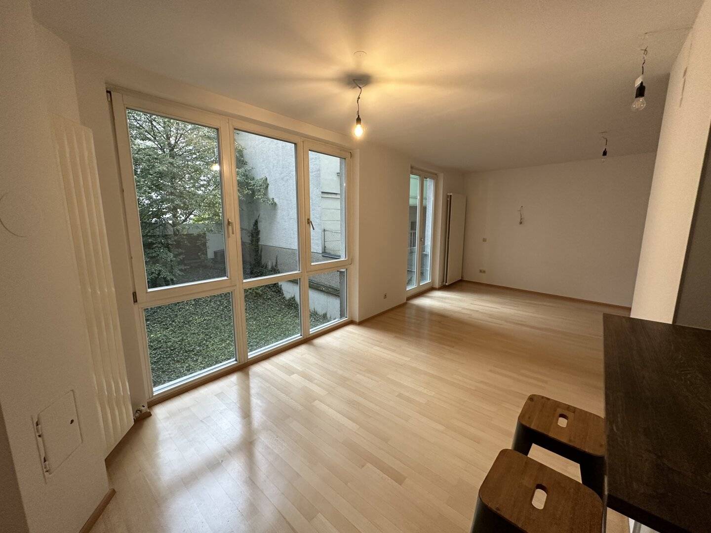 KARLSPLATZ IS CALLING: ruhige 2-Zimmer-Wohnung mit Gemeinschaftsdachterrasse!