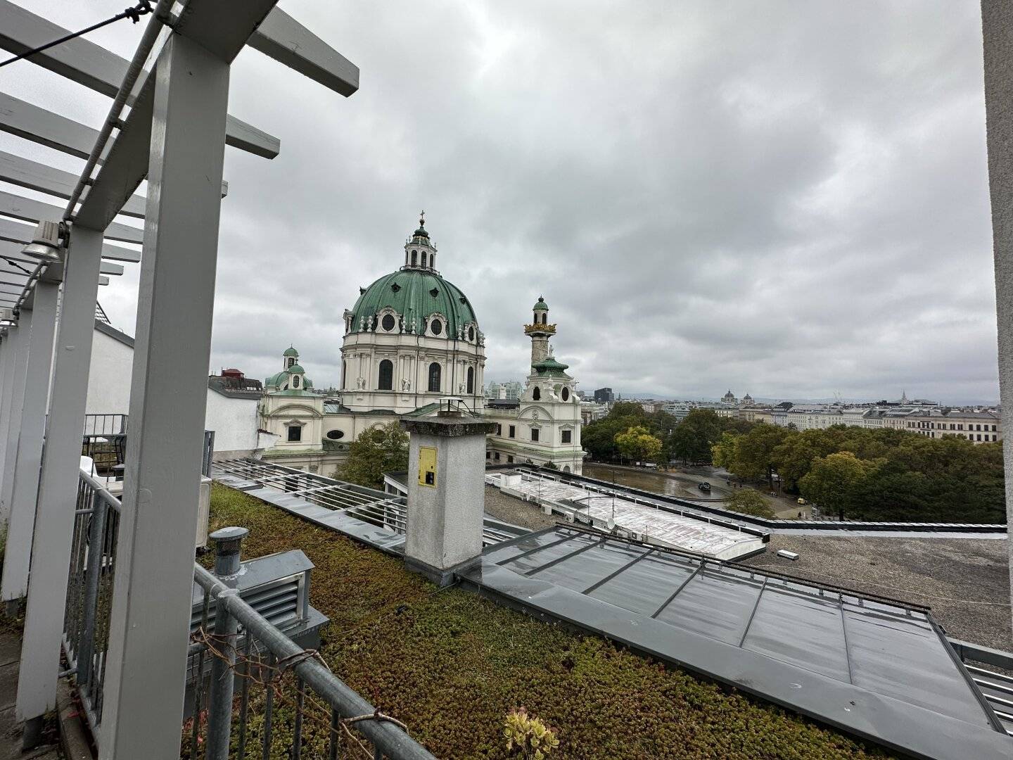KARLSPLATZ IS CALLING: ruhige 2-Zimmer-Wohnung mit Gemeinschaftsdachterrasse!