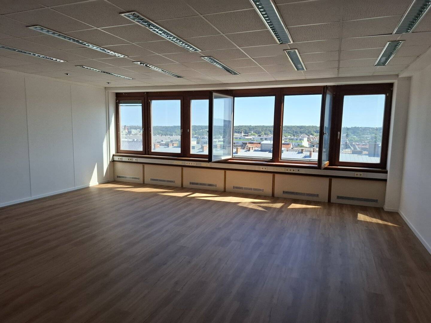 Ground floor office or storage with parking spaces