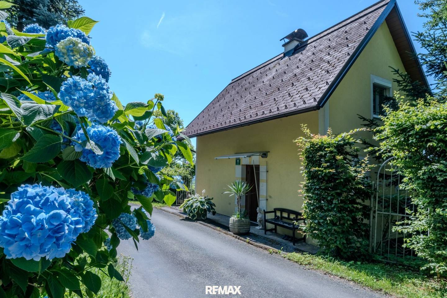Wohnhaus mit Fernblick auf 4.994 m² Grundstück in sonniger Lage