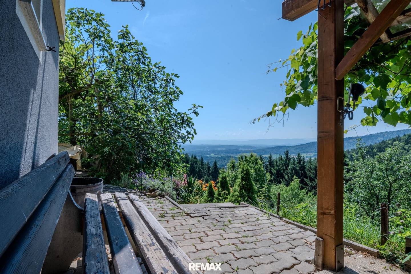 Wohnhaus mit Fernblick auf 4.994 m² Grundstück in sonniger Lage