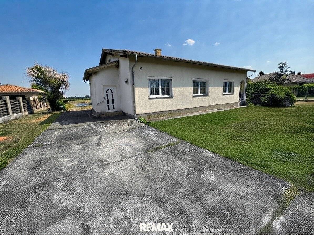 House in need of renovation with spacious garden and garage