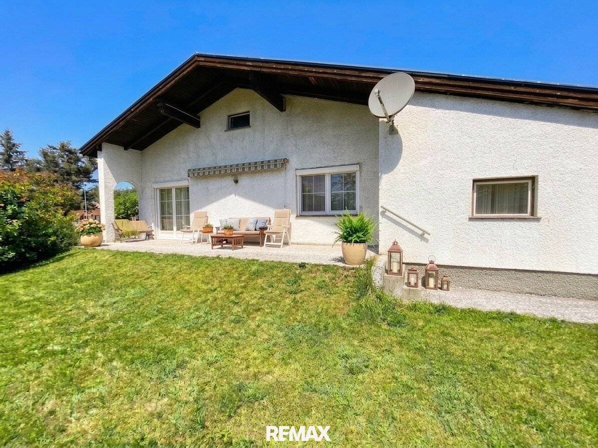 Sanierungsbedürftiges Haus mit großzügigem Garten und Garage