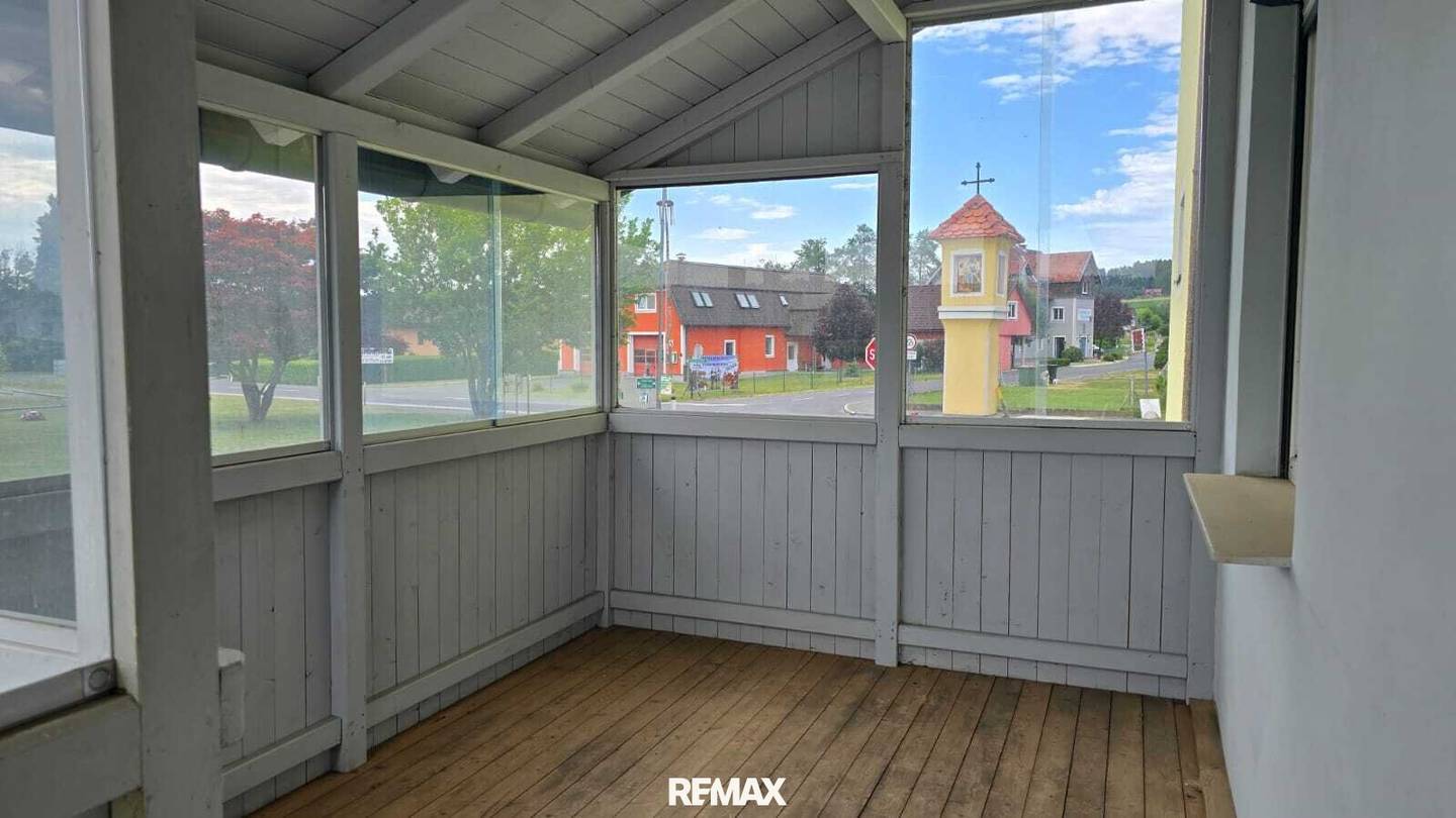 Geschäftsfläche mit Terrasse und Parkplätzen in Stallhof