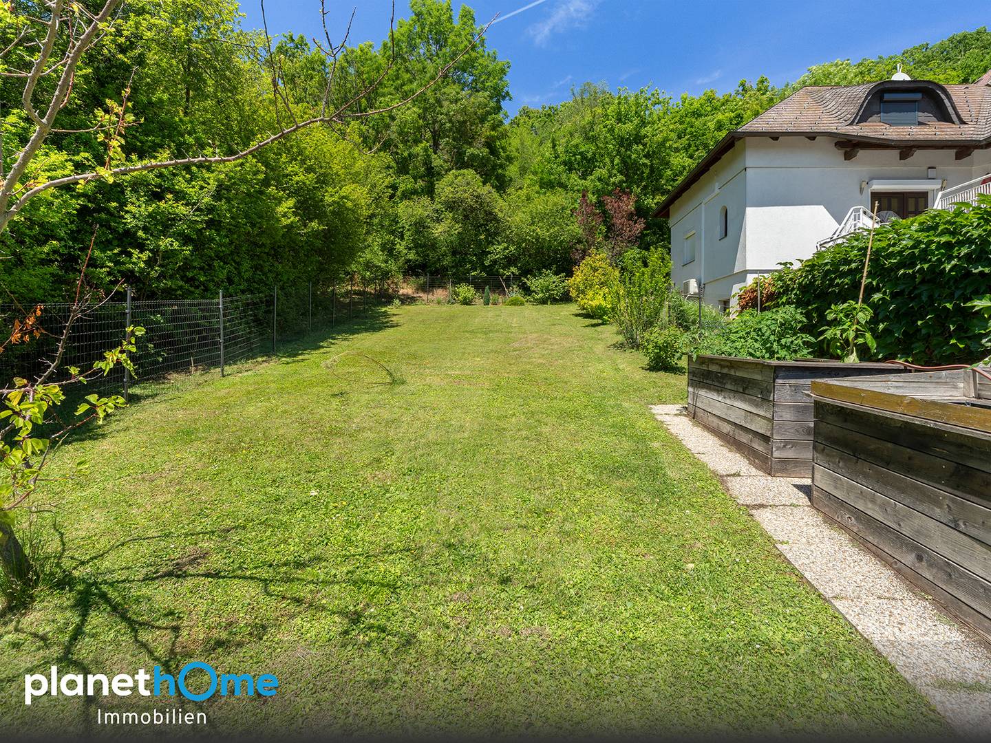Townhouse with garden and terrace in a quiet setting