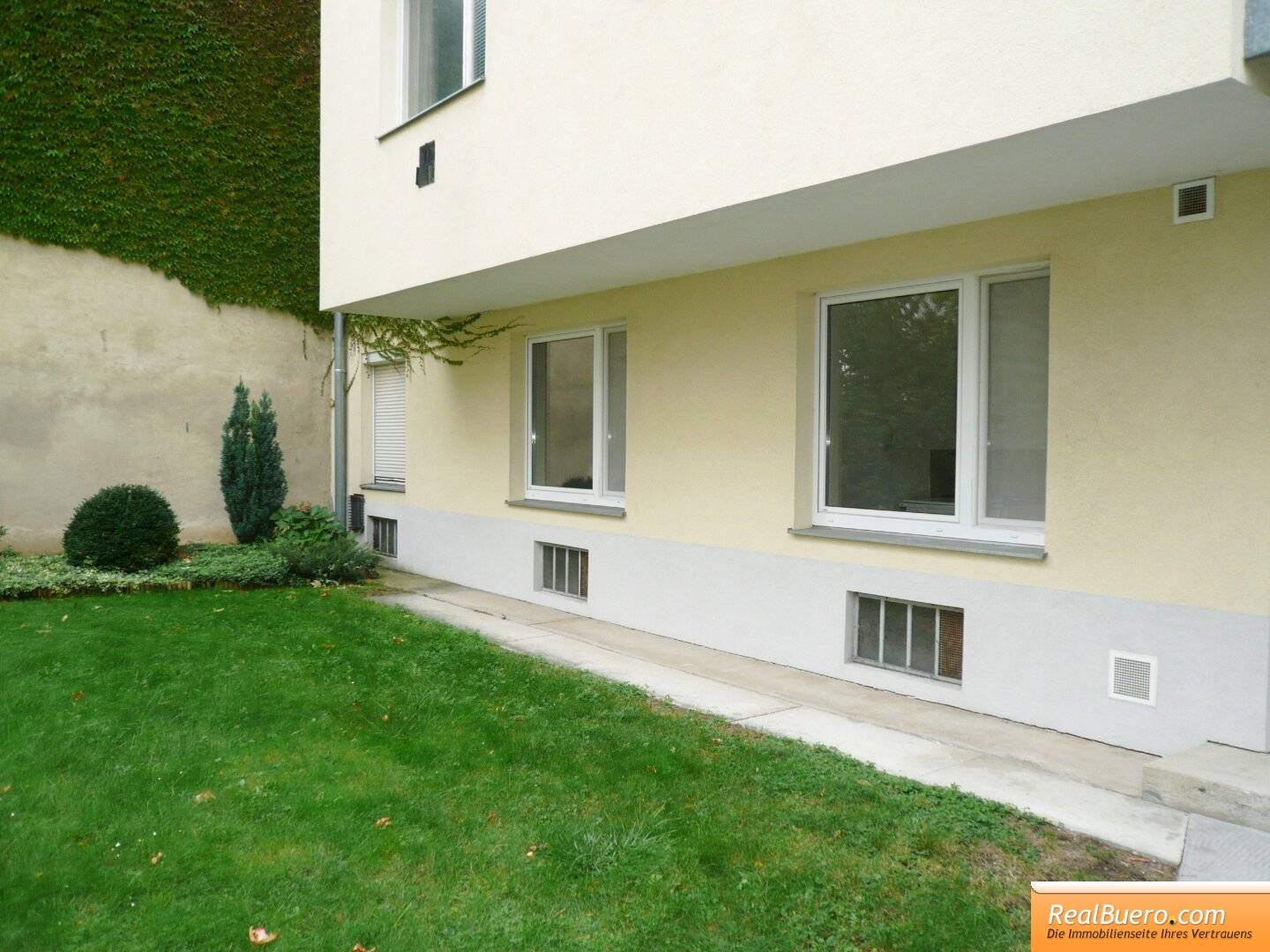 Quiet Ground Floor Garçonnière Courtyard Facing with Cellar