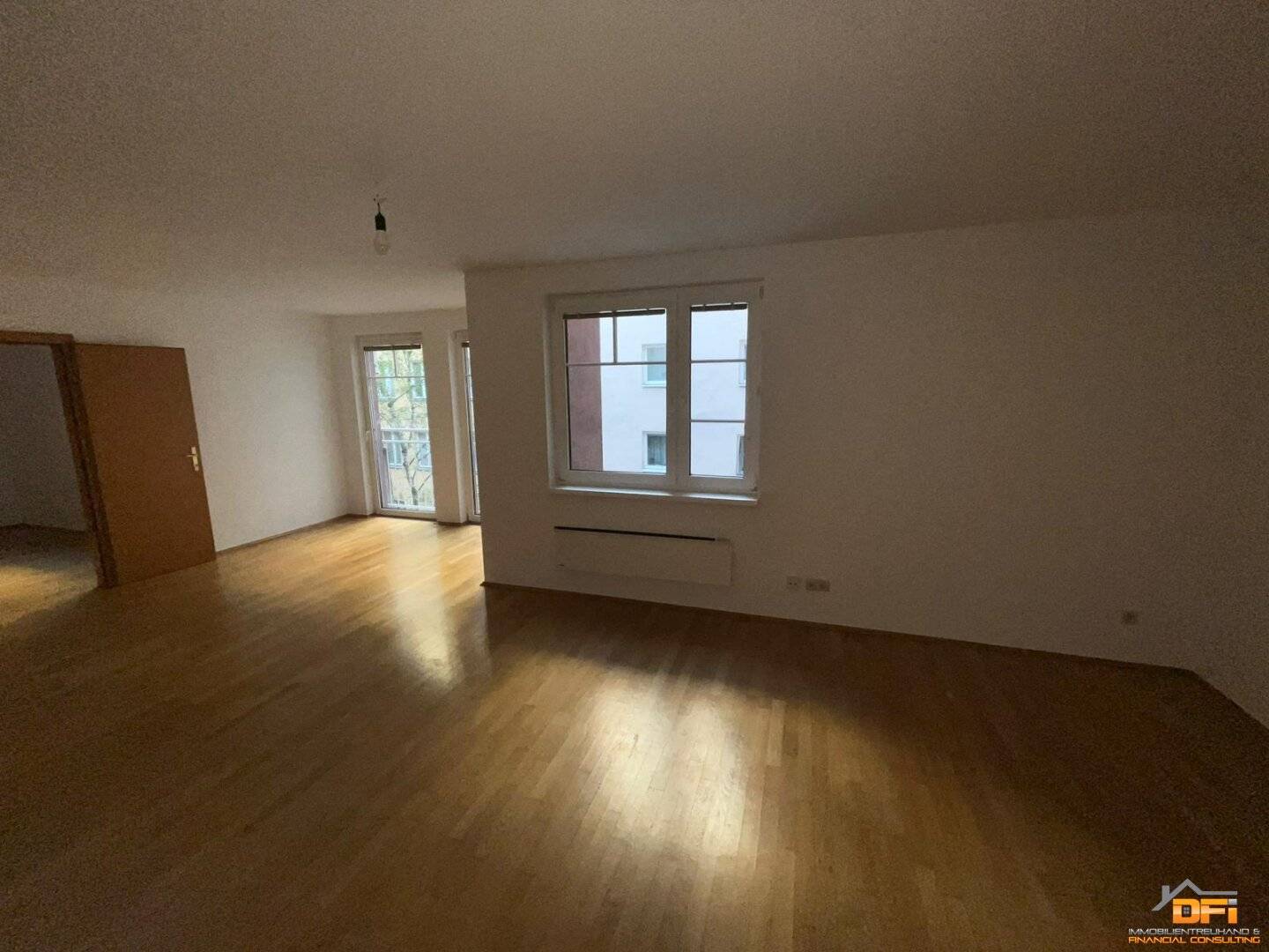 Office in central location with elevator and parquet