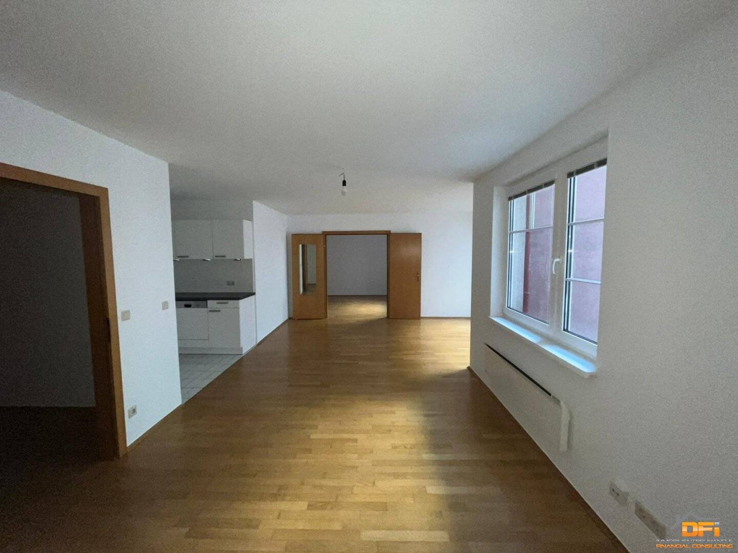 Office in central location with elevator and parquet