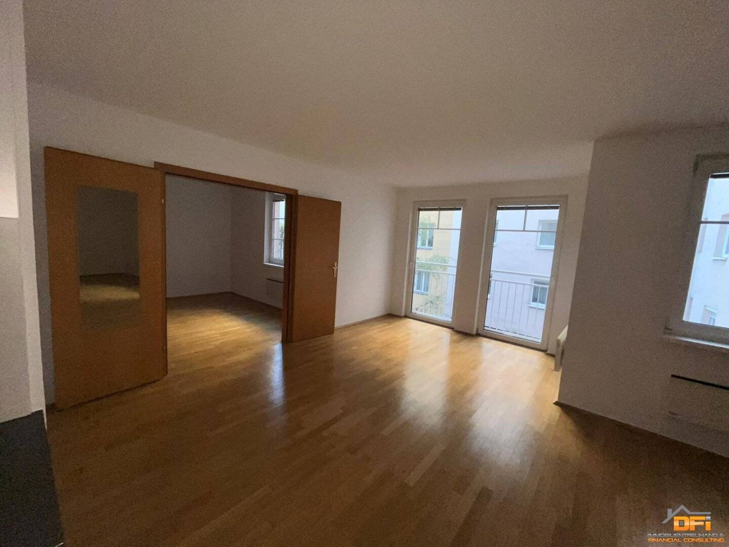 Office in central location with elevator and parquet