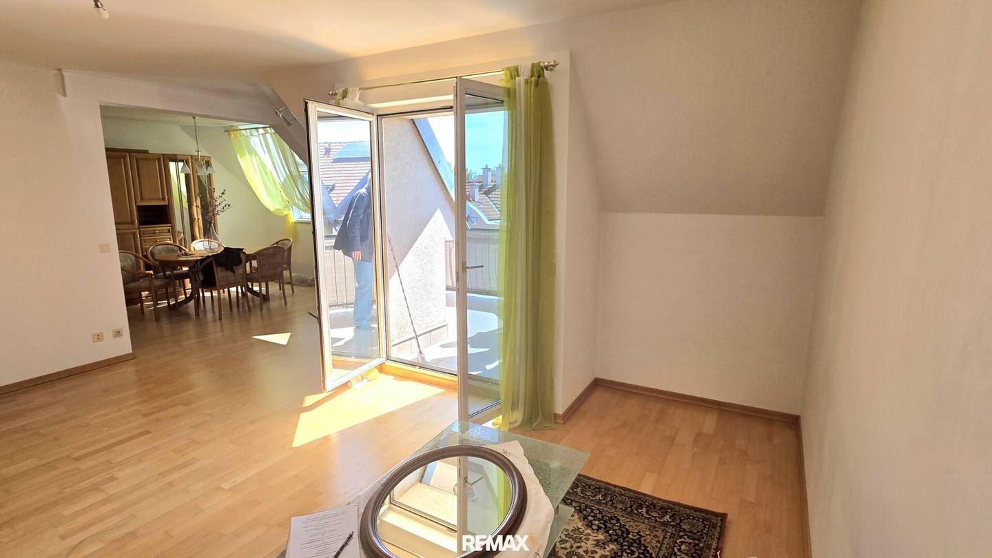 Like-new penthouse apartment with panoramic view and balcony