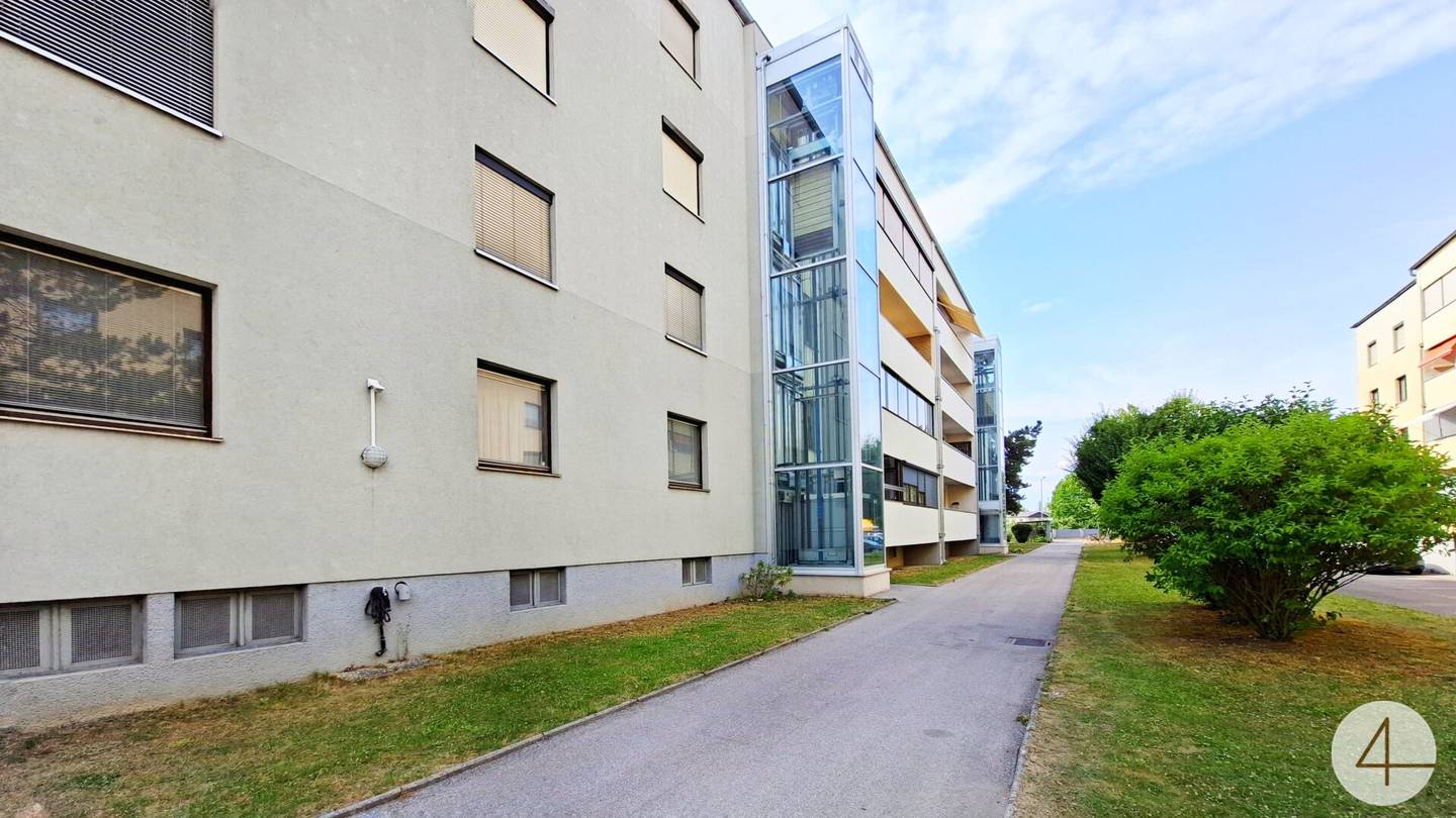 Helle Wohnung mit Loggia und Kellerabteil