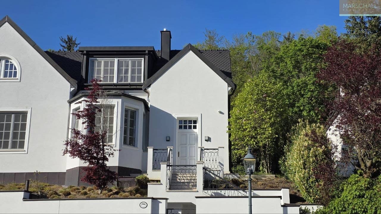 Villa mit Wellnessbereich und Pool in grüner Döblinger Lage