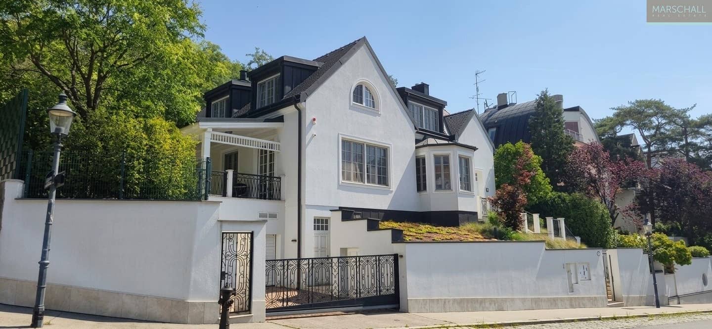 Villa mit Wellnessbereich und Pool in grüner Döblinger Lage