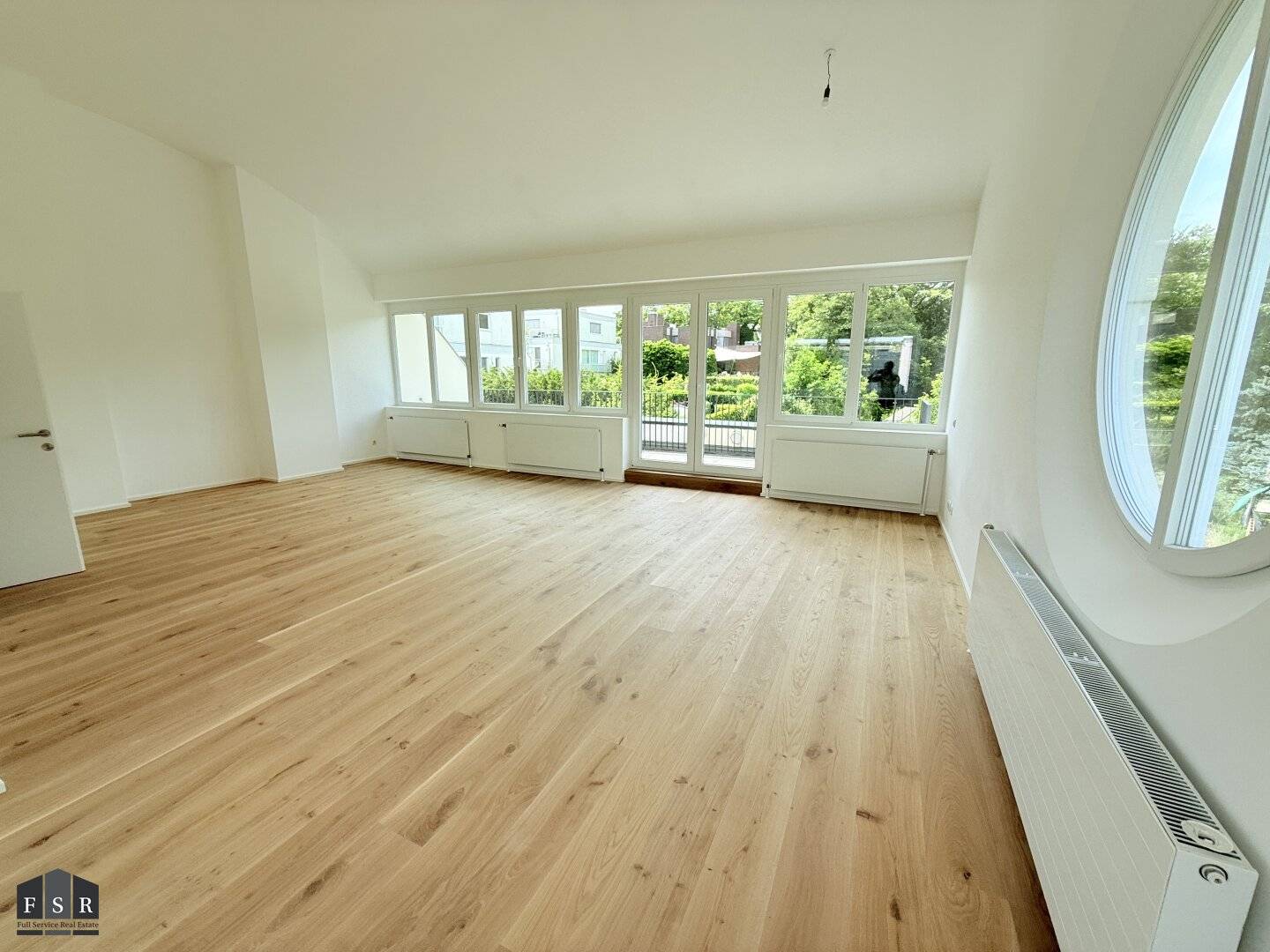 Helle Maisonettewohnung mit Dachterrasse und Balkon im Grünen