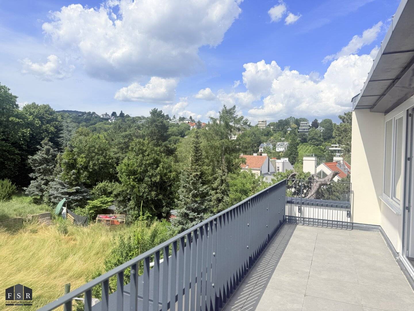 Helle Maisonettewohnung mit Dachterrasse und Balkon im Grünen