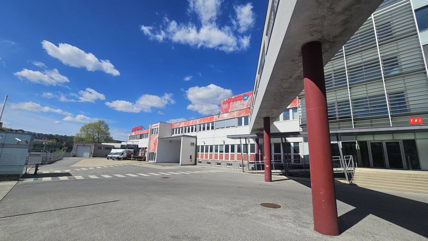 Modern storage spaces near U4 Hütteldorf with truck docking stations