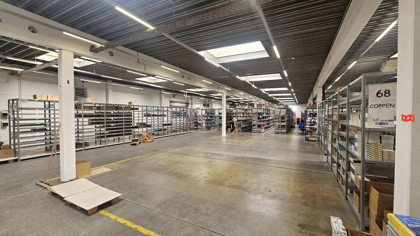 Modern storage spaces near U4 Hütteldorf with truck docking stations