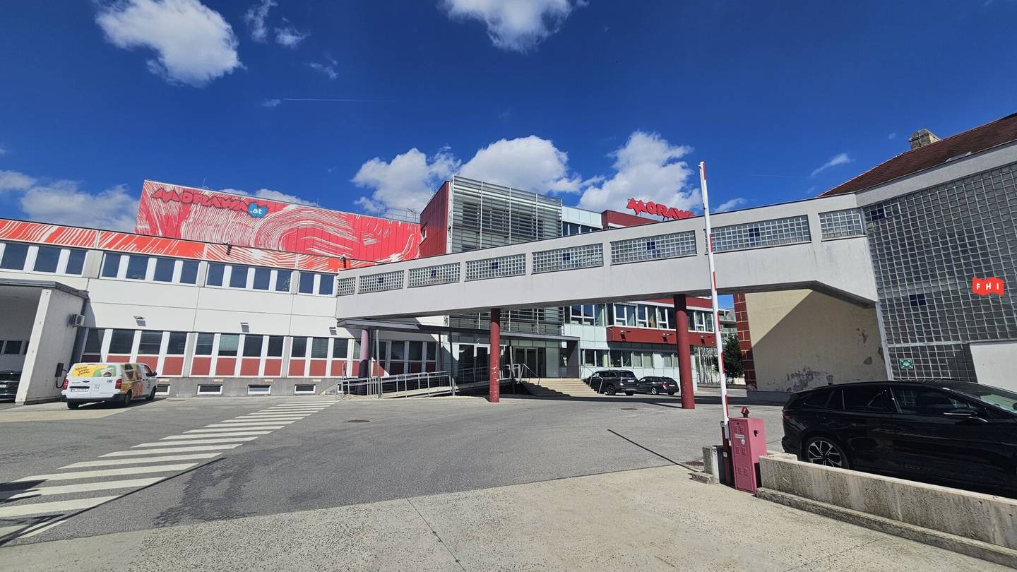 Modern storage spaces near U4 Hütteldorf with truck docking stations