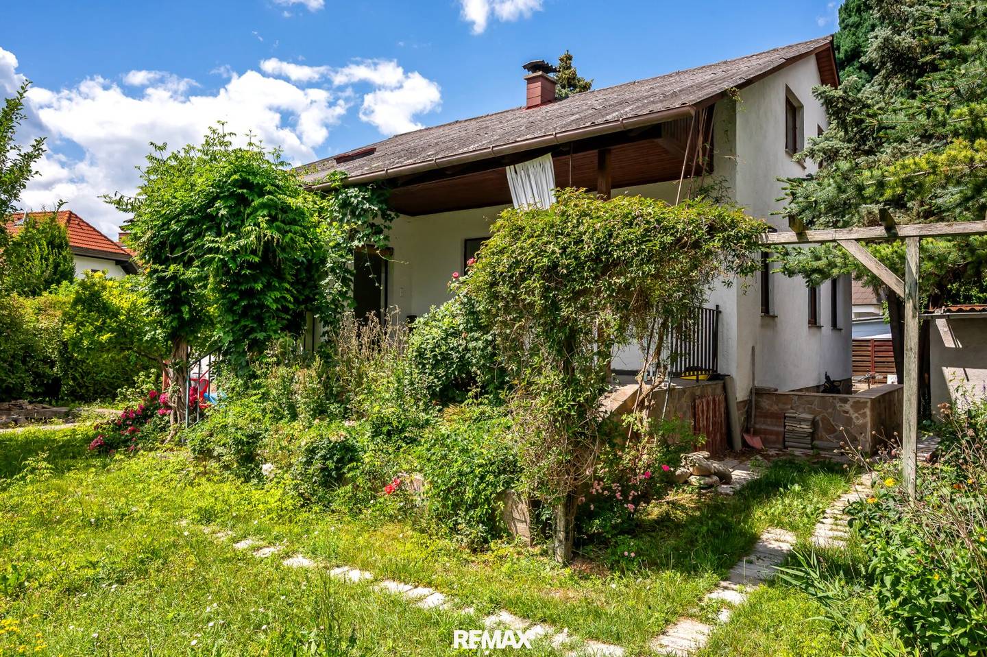 Einfamilienhaus mit sonnigem Garten und überdachter Terrasse