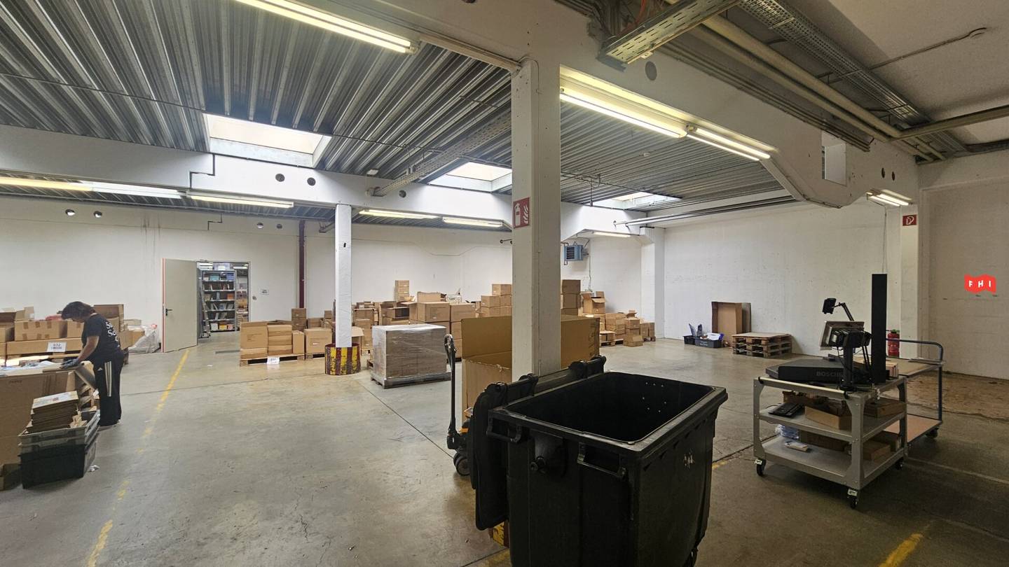 Bright storage units near U4 Hütteldorf with truck loading bays