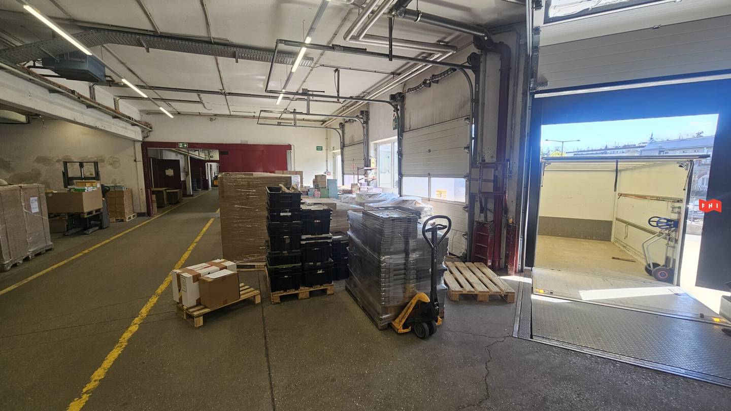 Bright storage units near U4 Hütteldorf with truck loading bays