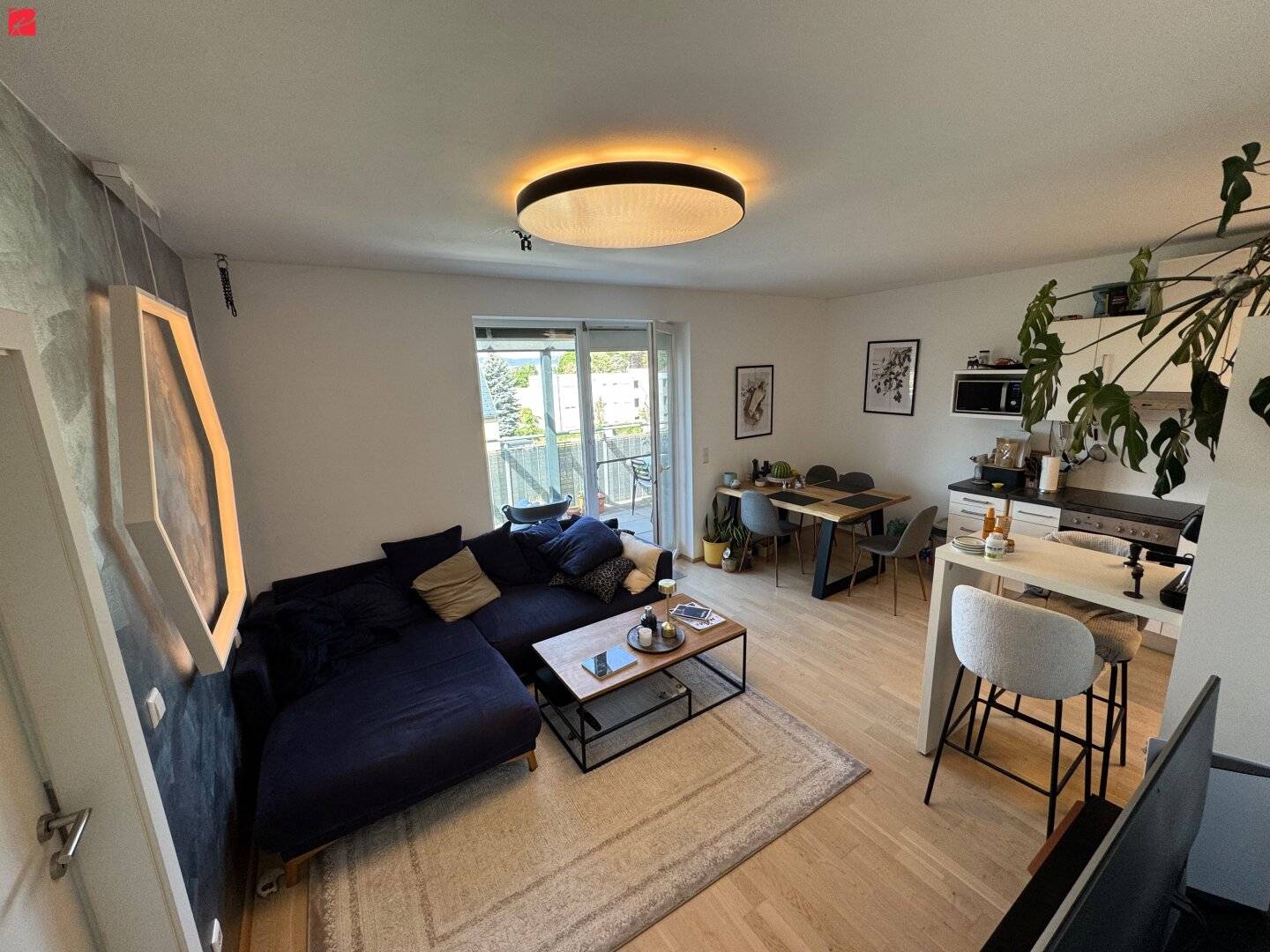 Bright top floor apartment with large terrace
