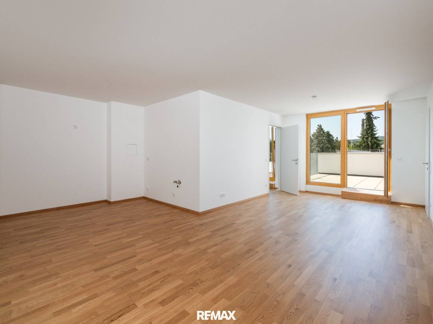 Helle Dachgeschosswohnung mit Terrasse und Balkon am ruhigen Innenhof