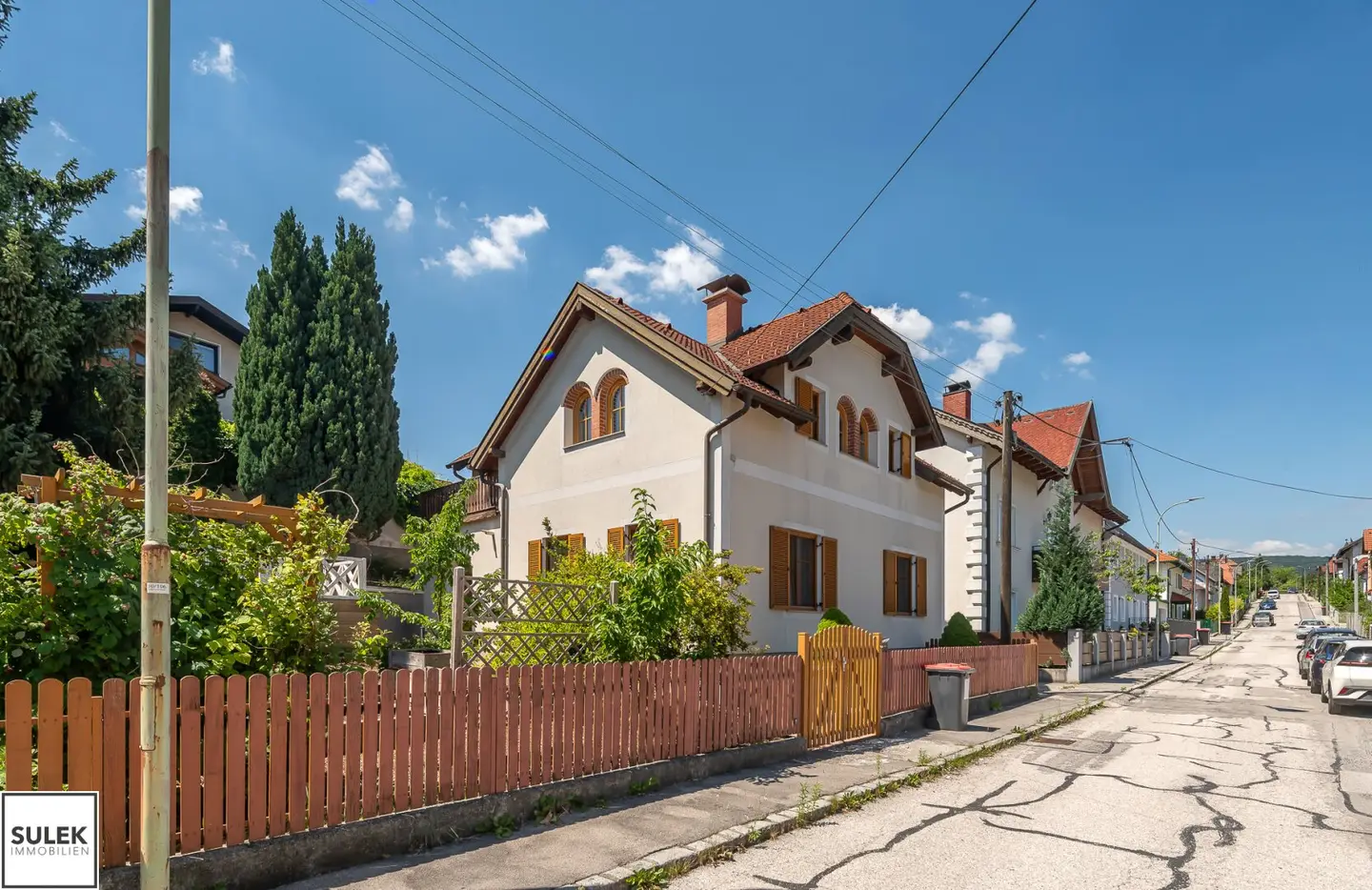 Historisches Einfamilienhaus mit Garten und Garage in Hanglage