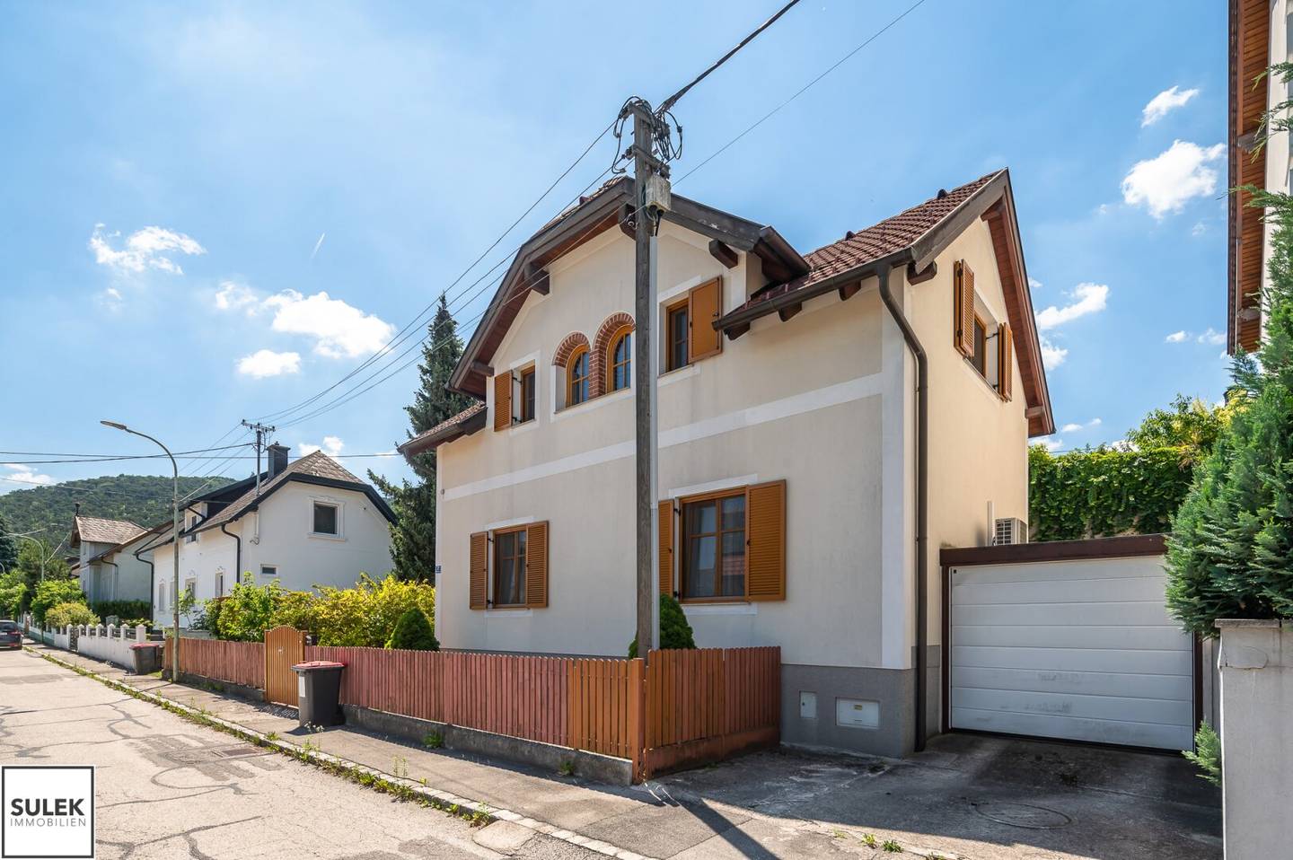 Historic single-family home with garden and garage on hillside