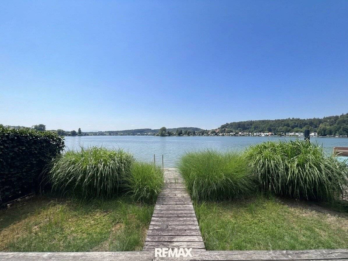 Holiday home with private jetty by the lake