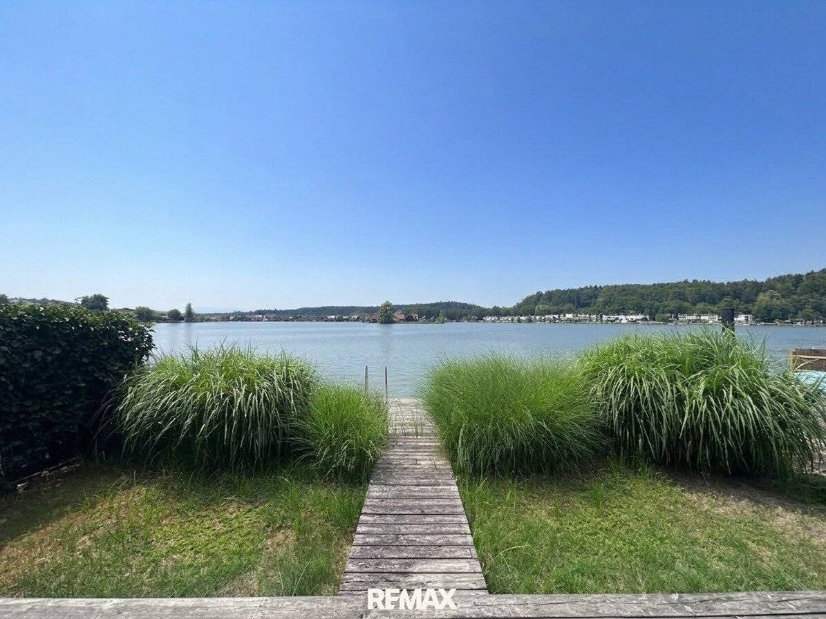 Holiday home with private jetty by the lake