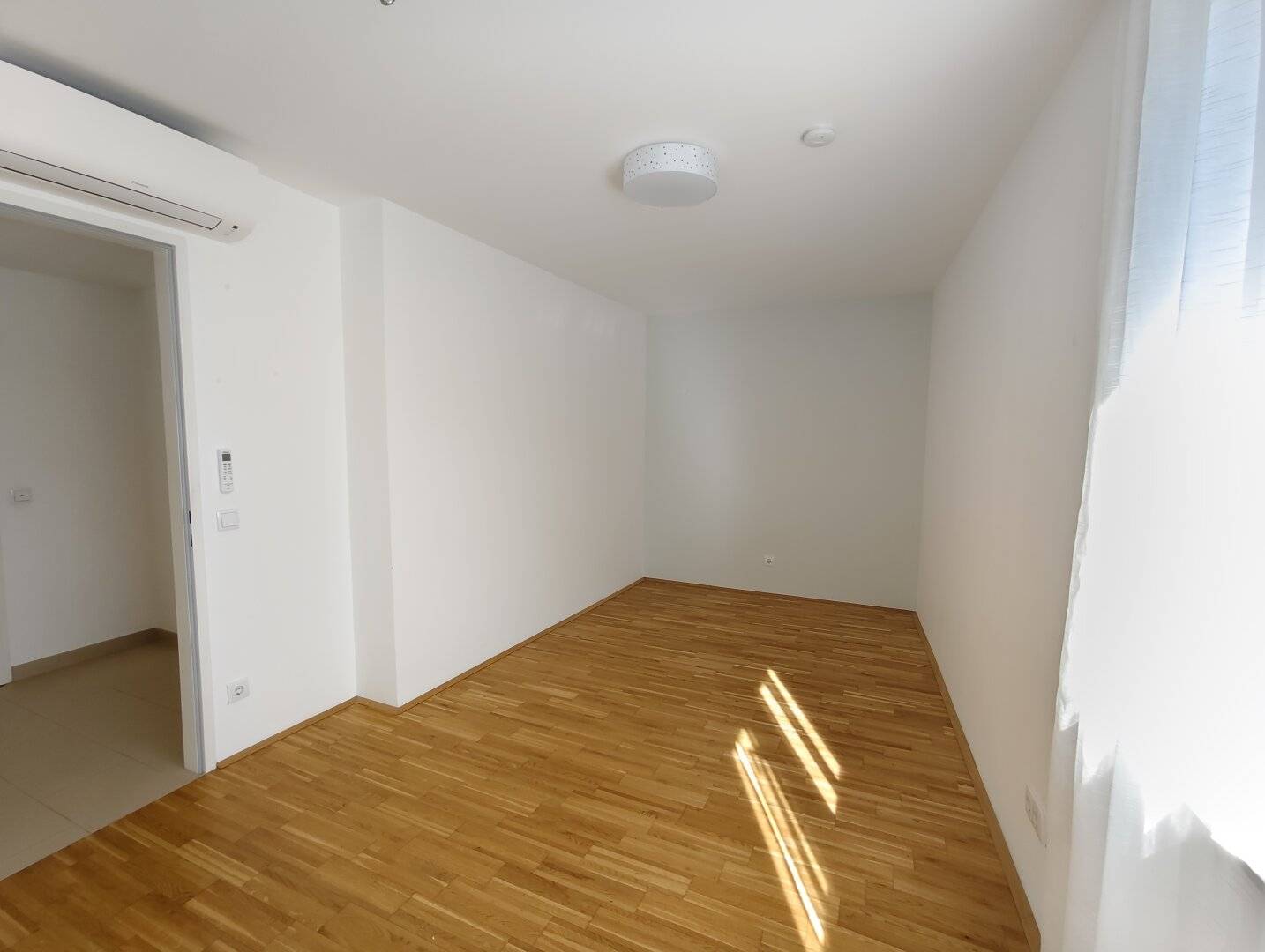 Helle Neubauwohnung mit Loggia und guter Anbindung