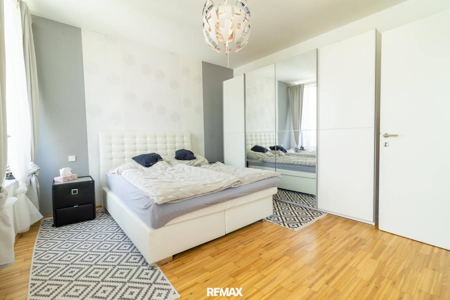 Bright 3-Room Apartment with Sunny Loggia in Central Location