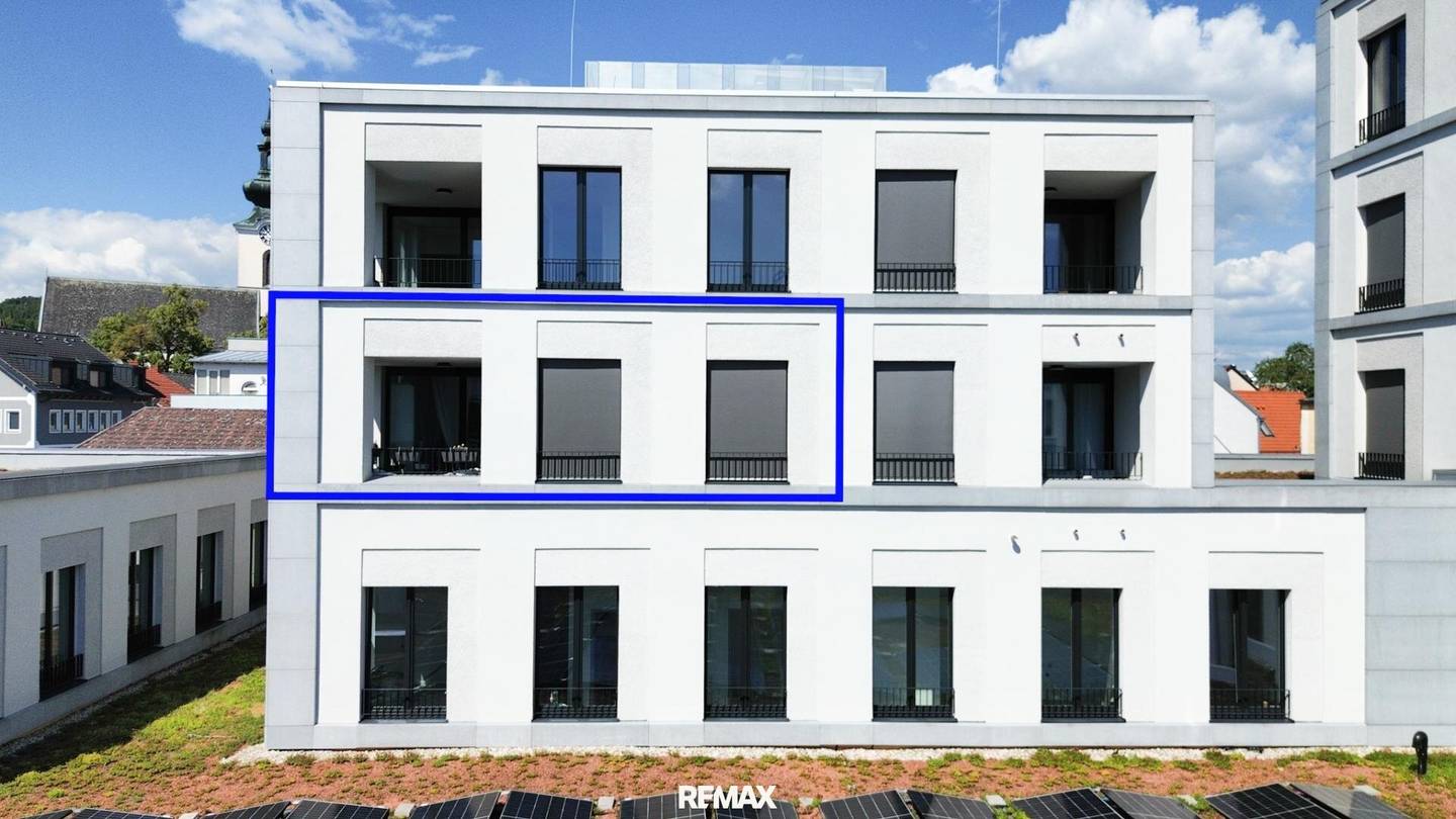 Bright 3-Room Apartment with Sunny Loggia in Central Location