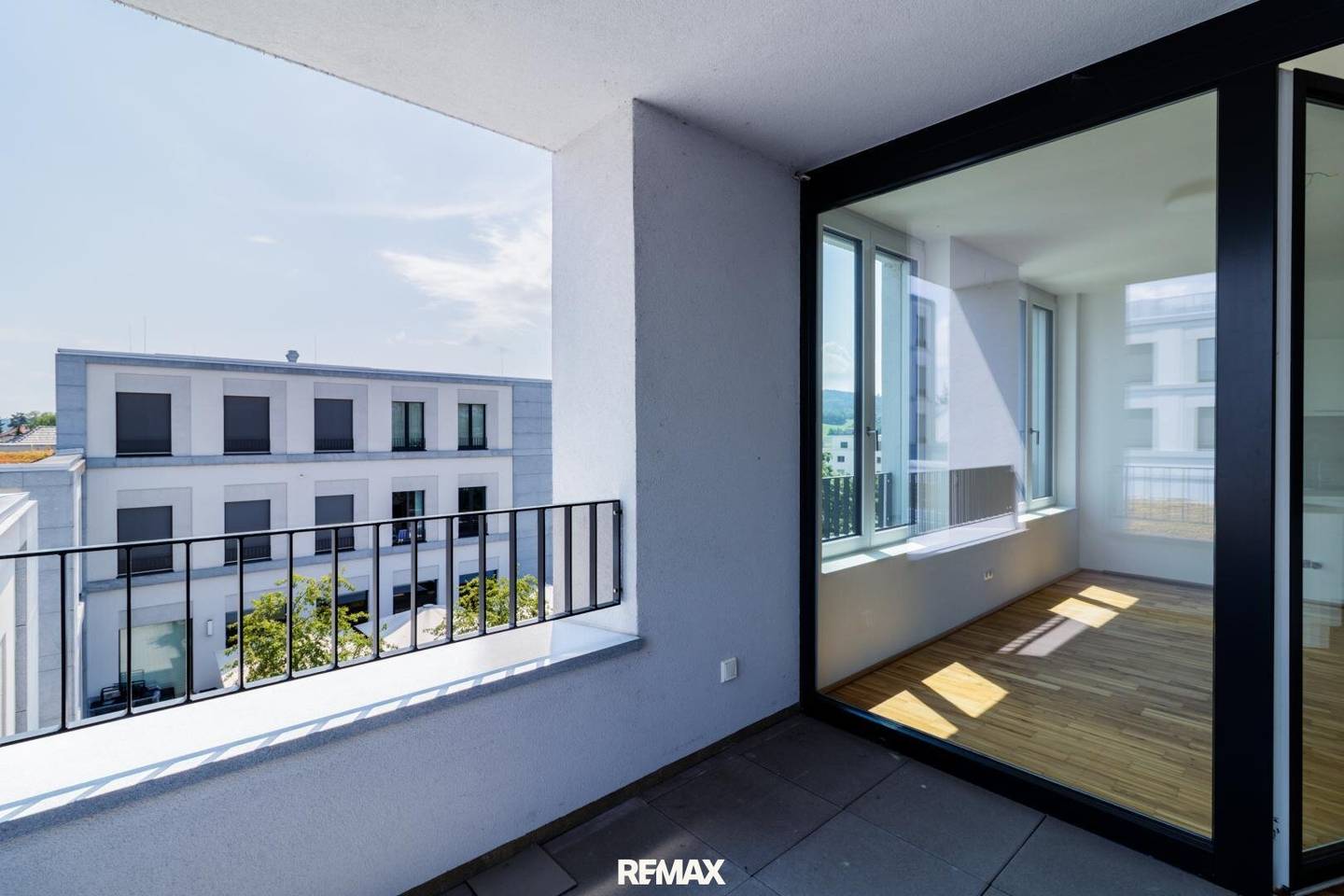 Moderne 3 Zimmer Wohnung mit Loggia und Tiefgarage