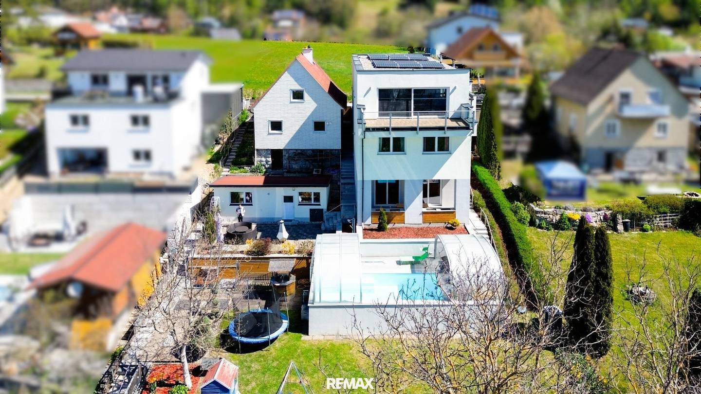 Einfamilienhaus mit Pool und Sauna in Villenlage
