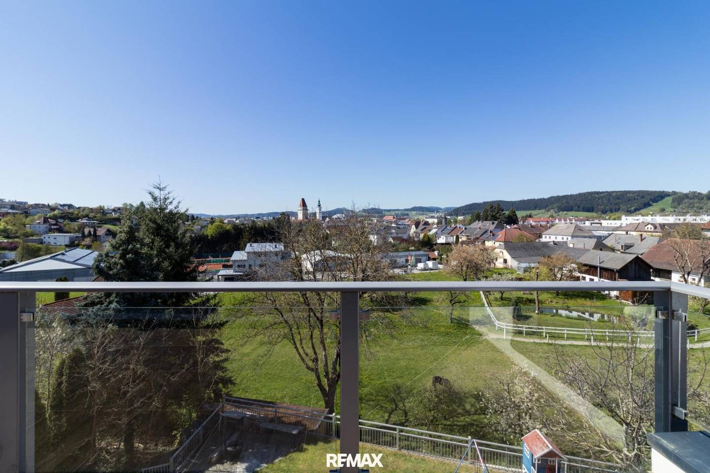 Einfamilienhaus mit Pool und Sauna in Villenlage