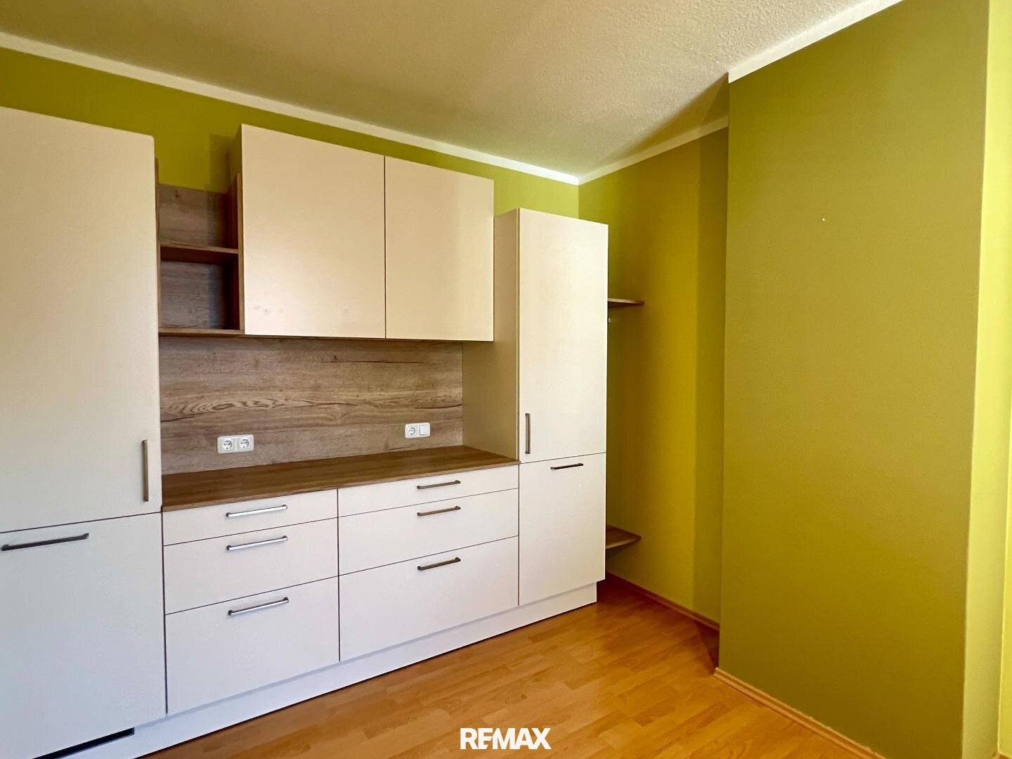 Office with balcony and two parking spaces in Pregarten