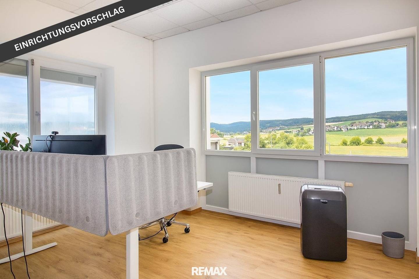 Bürofläche mit hoher Raumhöhe und Parkplätzen
