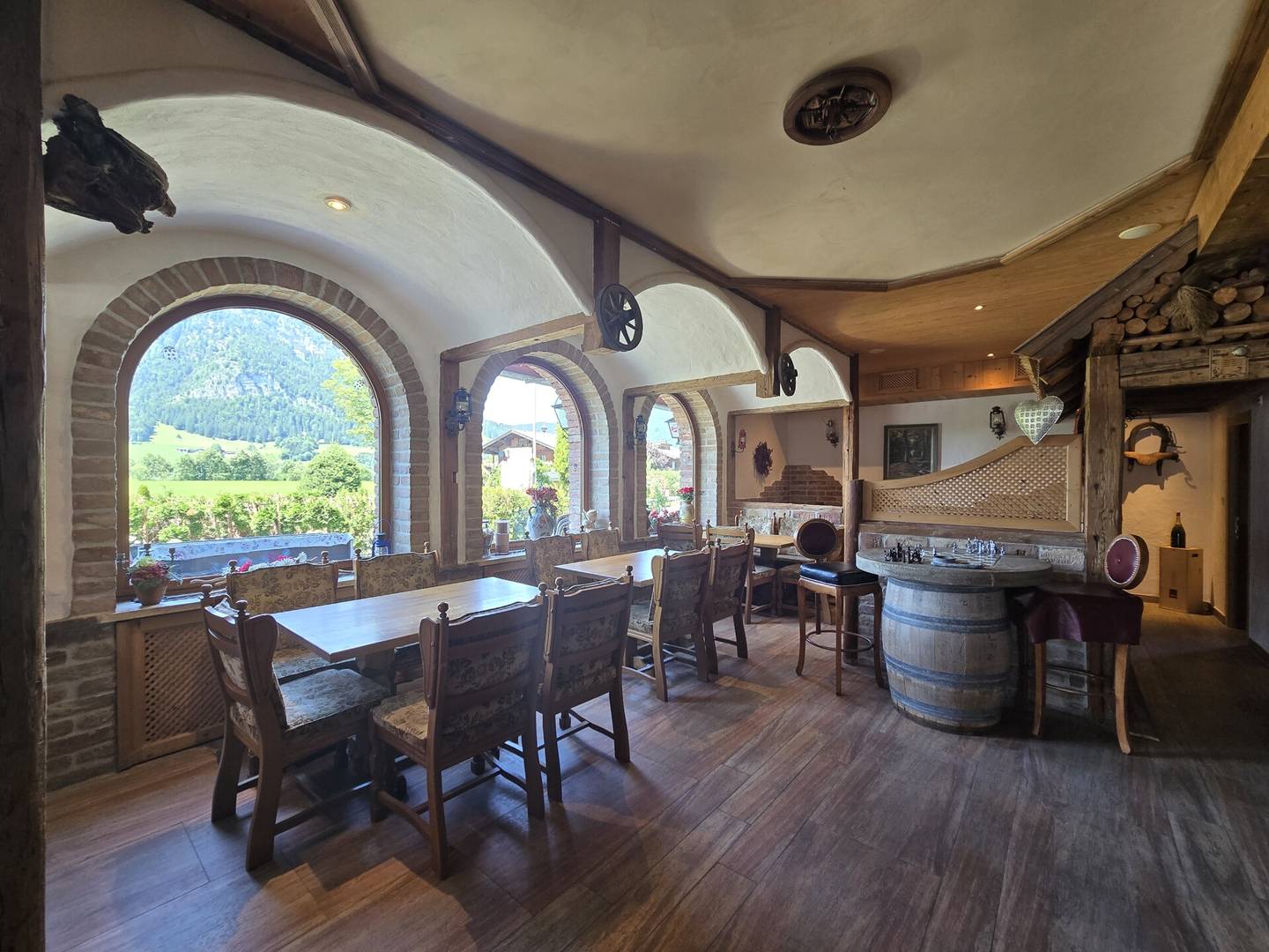 Gewerbefläche mit großzügiger Terrasse und 5 Stellplätzen