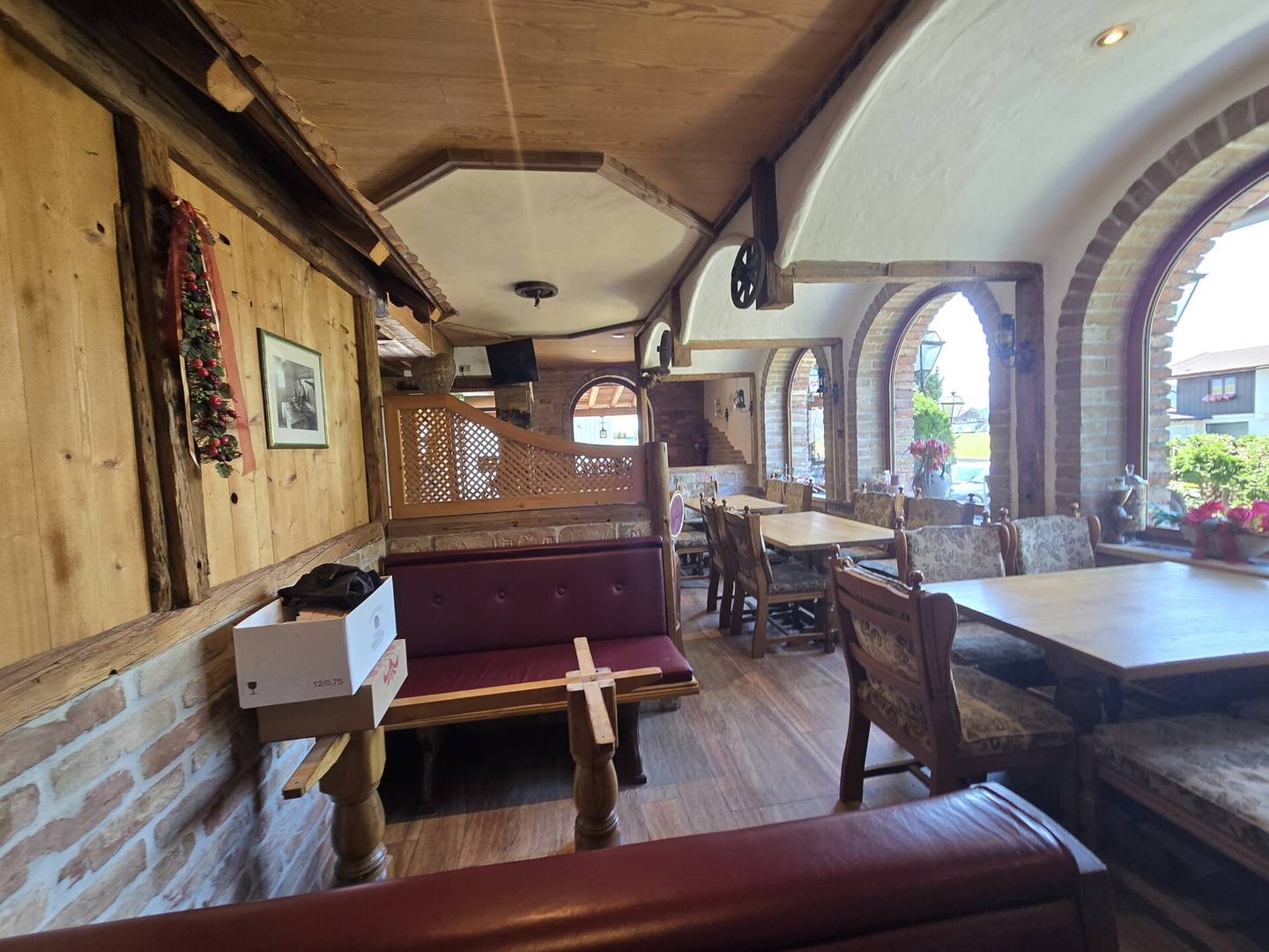 Gewerbefläche mit großzügiger Terrasse und 5 Stellplätzen