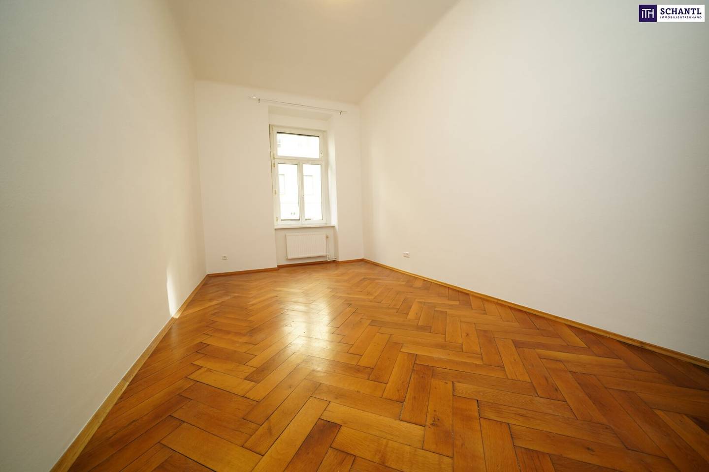 Charming Altbau apartment with parquet in prime old town location