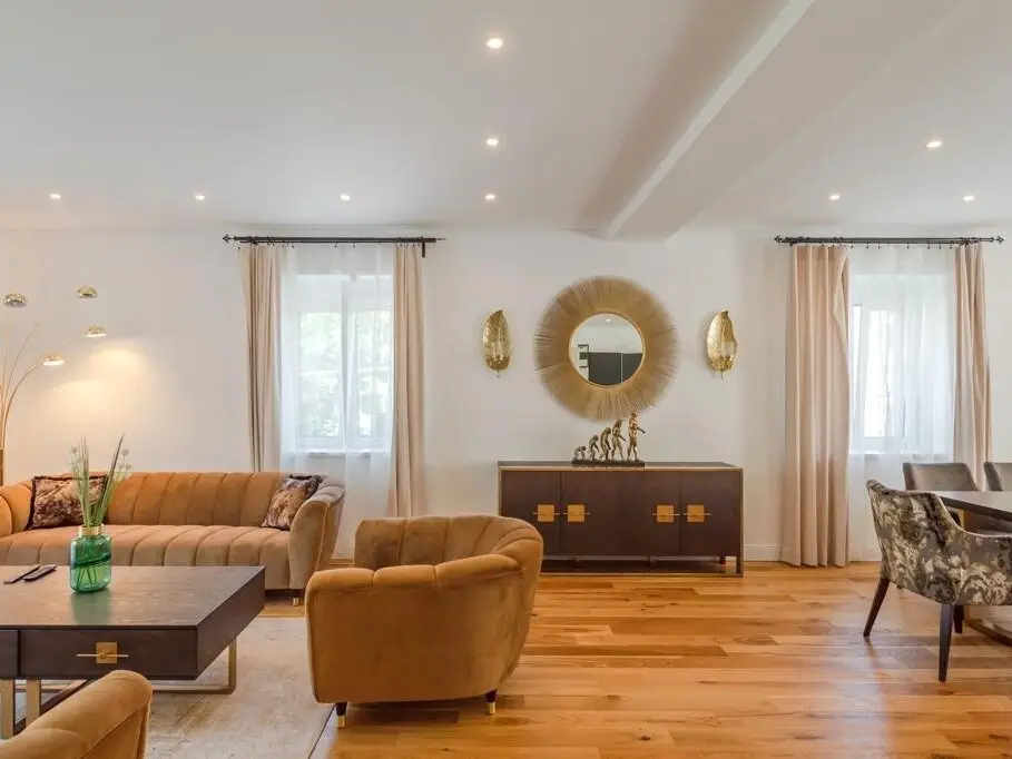 Fully renovated villa with garden and garage in Hietzing