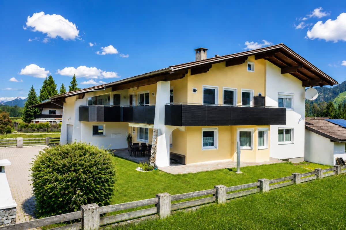 Zweifamilienhaus mit Bergblick und Terrasse in sonniger Lage
