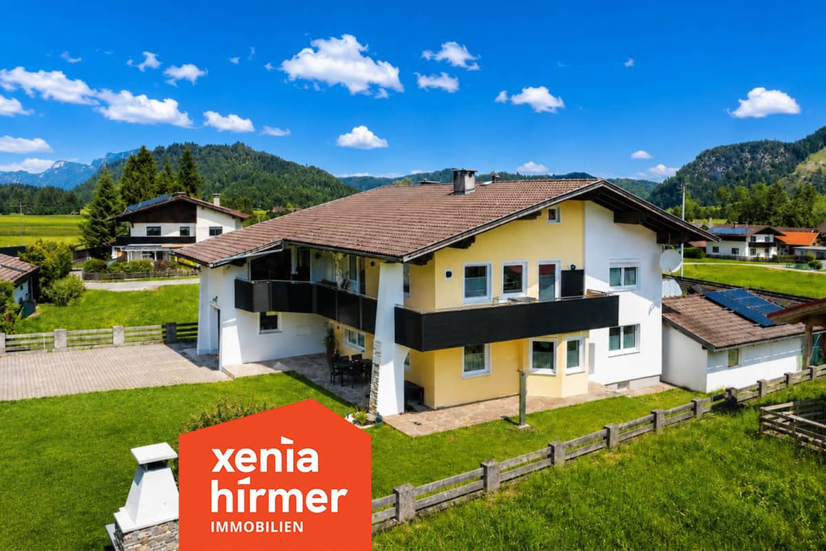 Zweifamilienhaus mit Bergblick und Terrasse in sonniger Lage