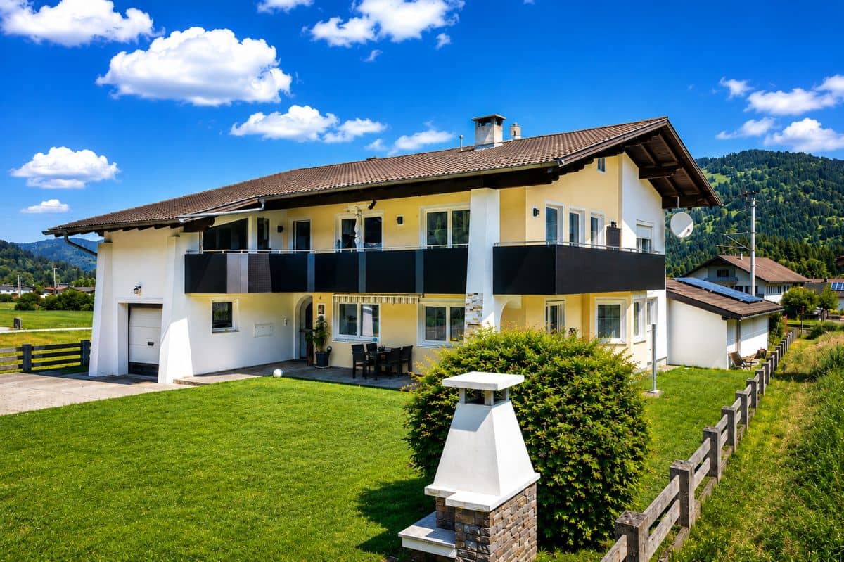 Zweifamilienhaus mit Bergblick und Terrasse in sonniger Lage