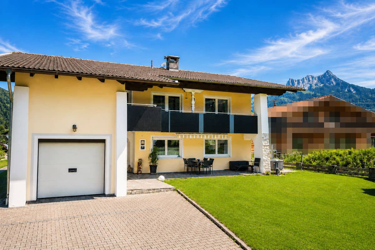 Zweifamilienhaus mit Bergblick und Terrasse in sonniger Lage