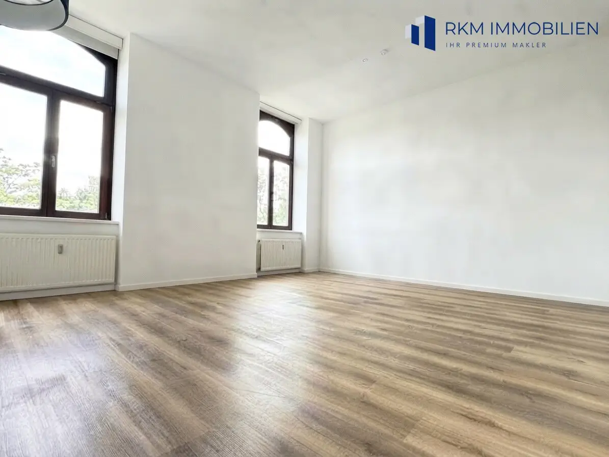 Bright Altbau apartment with elevator and fitted kitchen