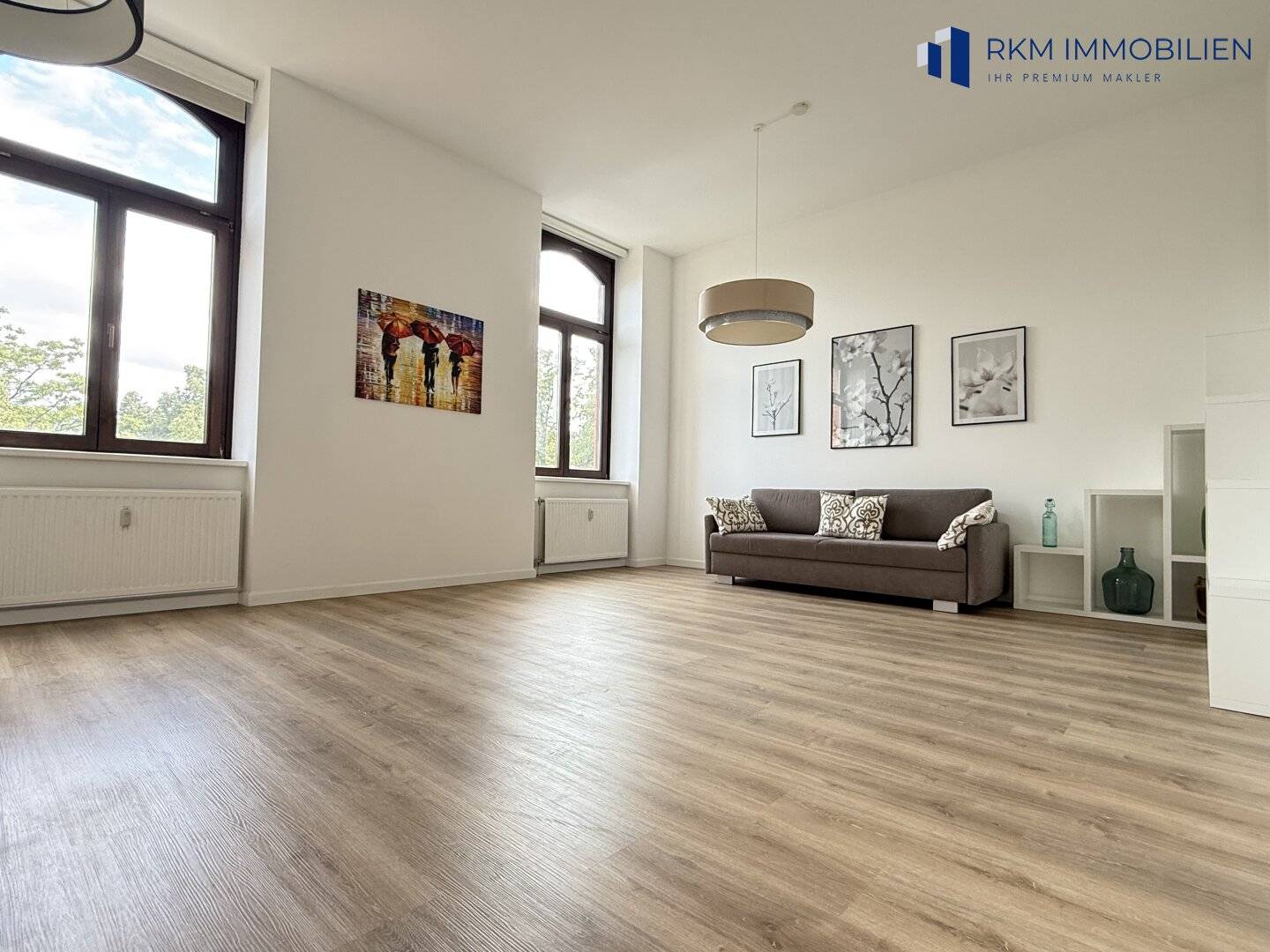 Helle Altbauwohnung mit Lift und Einbauküche